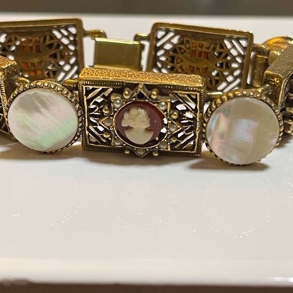 Vintage Gold tone cameo and mother of pearl panel bracelet - Picture 3 of 9